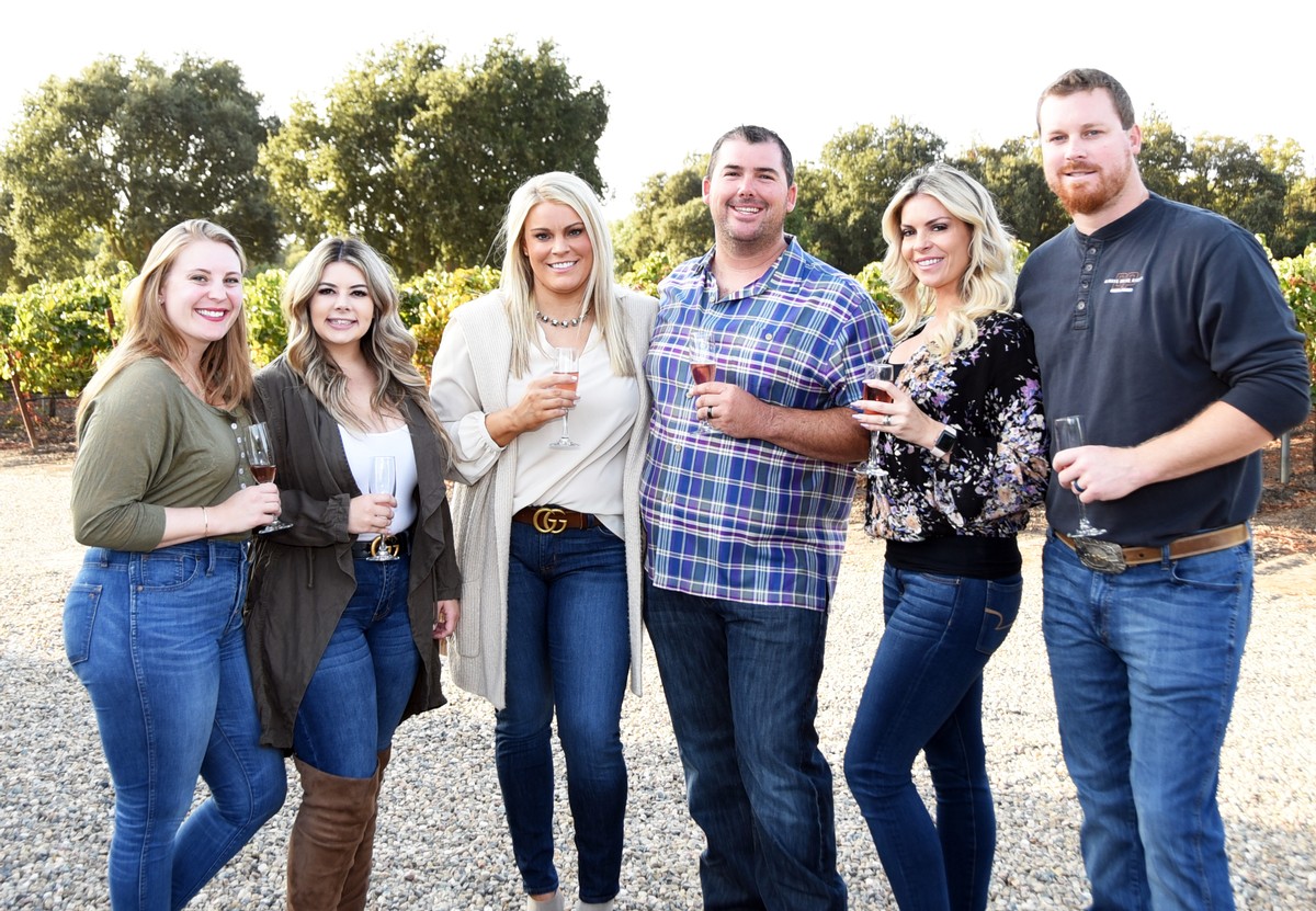 Guests at Pinot & Polenta Winemakers Dinner enjoying a glass of Intercoastal Vineyards 2019 Sparkling Rose